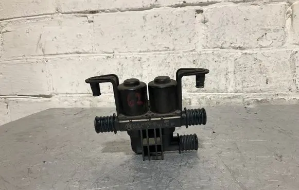 BMW 5 E60 E61 Coolant heater control valve 6931708 1147412181 090505