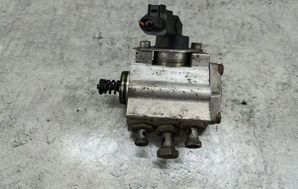 Volkswagen Golf V Fuel injection high pressure pump