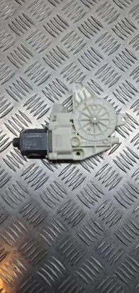 Mercedes-Benz GLK (X204) Front door window regulator motor 2048200242 A2048200242