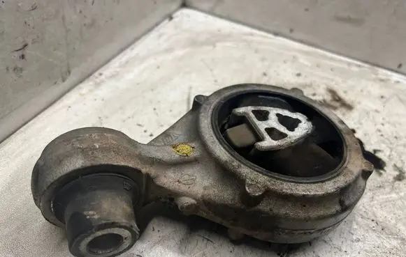 Nissan Qashqai+2 Gearbox mount