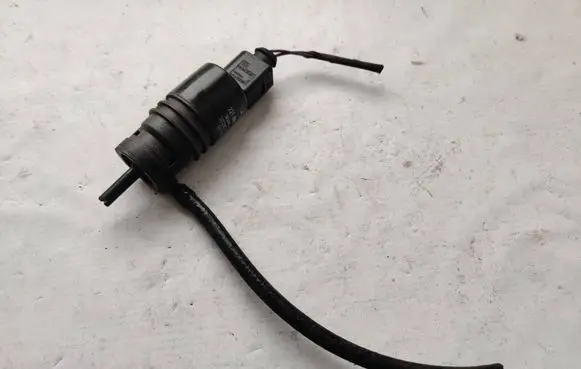 Mercedes-Benz E W212 Windscreen/windshield washer pump 2218690121
