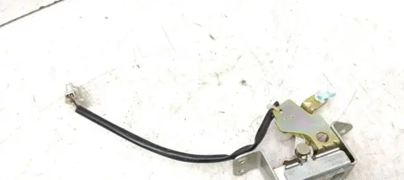 Ford Maverick Tailgate window lock/catch/latch 