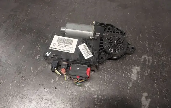 Peugeot 307 Front door window regulator motor 9637130580 990832101