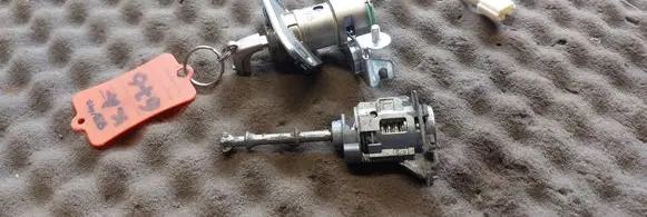 Lexus IS 220D-250-350 Front door lock (next to the handle) 