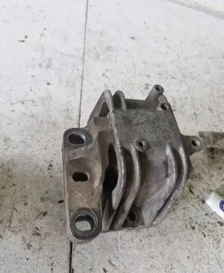 Volkswagen PASSAT B6 Engine mount bracket 1K0199262