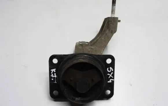Suzuki SX4 Engine mounting bracket