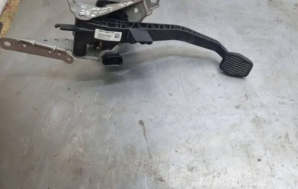 Ford C-MAX I Clutch pedal 3M517B633XD