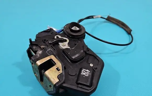 Toyota Corolla Verso E121 Rear door lock IMPRK1466203