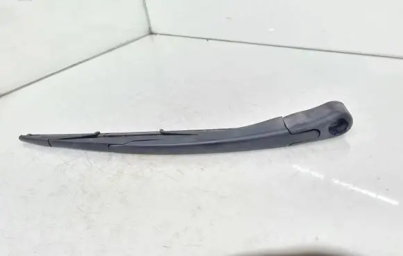 Rear wiper blade arm