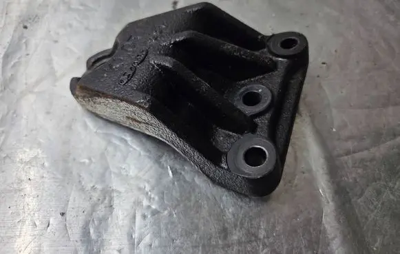 Engine mounting bracket