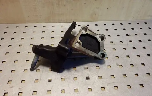 Toyota Avensis T250 Engine mounting bracket 123150R012