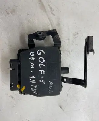 Volkswagen Golf V Central locking vacuum pump 1K0906279