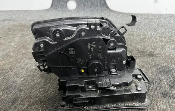 BMW X5 F15 Front door lock 728193111