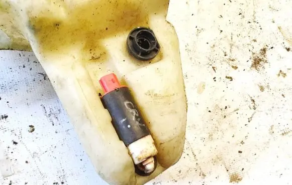 Volvo S40, V40 Windscreen/windshield washer pump