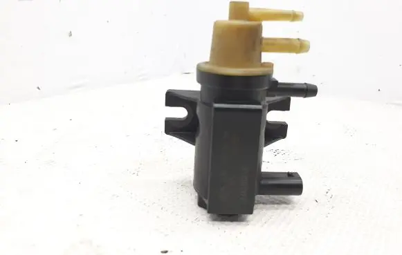 Engine mount vacuum valve