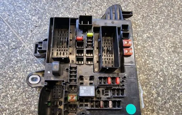Opel Insignia A Fuse module 13277318