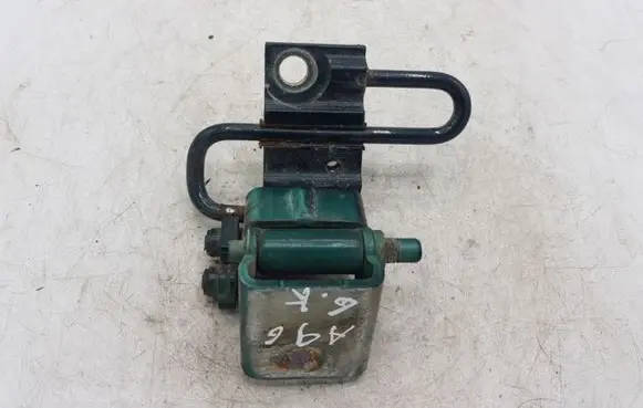 Volkswagen Touareg I Rear door lower hinge 7L0833411