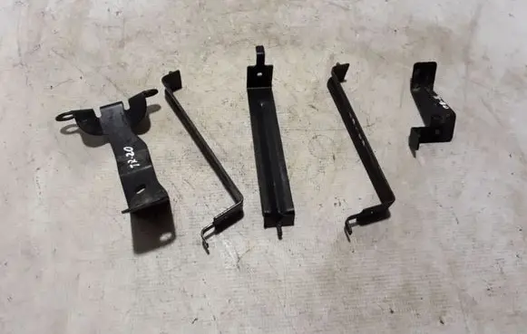 Fuel tank mounting bracket
