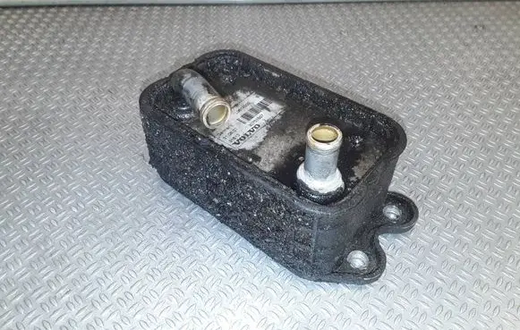 Volvo V70 Engine oil radiator 30751937