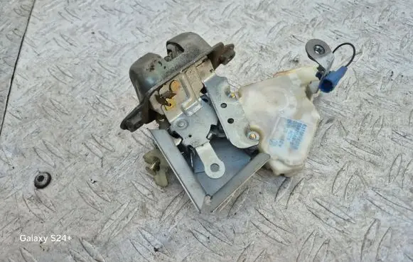 Subaru Impreza II Tailgate/trunk/boot lock/catch/latch 63100FE010