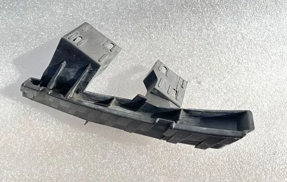 Audi Q7 4L Front bumper mounting bracket 4L0807333
