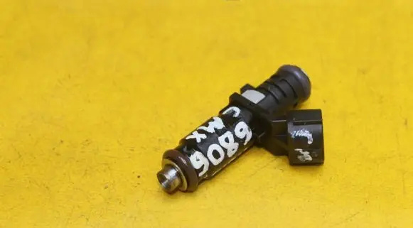 Volkswagen Golf VIII Fuel injector 06A906031CM