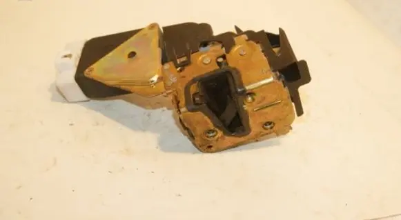 Mitsubishi Carisma Front door lock M852061