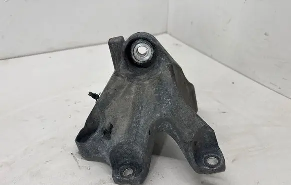 Chevrolet Camaro Engine mounting bracket 23104519