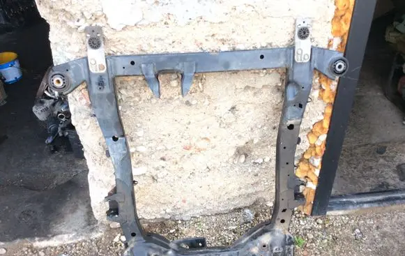 Opel Astra J Front subframe 13327070