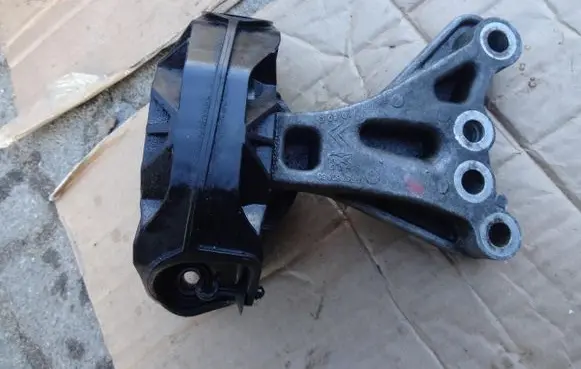 Engine mount vacuum valve
