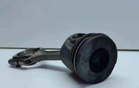 Toyota Avensis T270 Piston with connecting rod 5574804