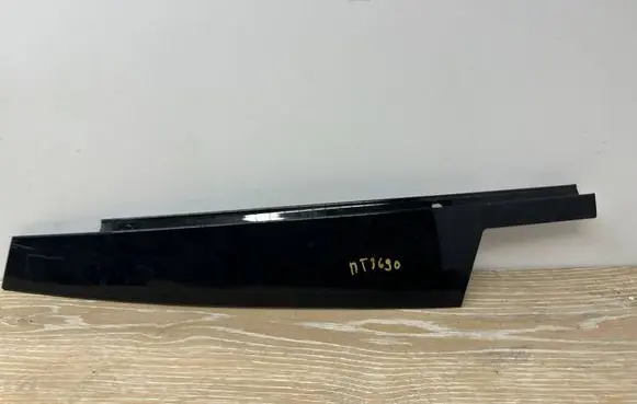 BMW M5 F90 Front door glass trim molding 7390122 8426 16081010