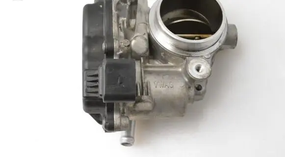 Volkswagen PASSAT B8 Throttle valve 04L128063AA