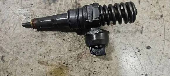 Volkswagen Polo IV 9N3 Fuel injector 038130073BP