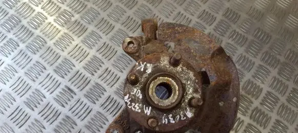 Mazda 323 F Front wheel hub