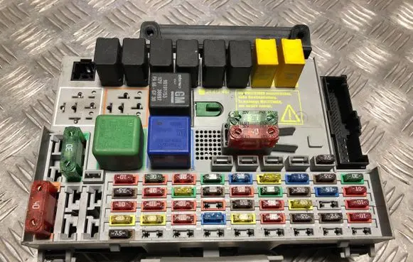 Opel Zafira A Fuse box set 24431677