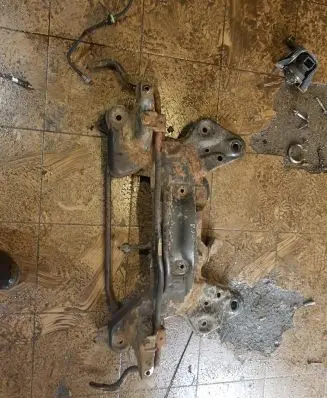 Peugeot 208 Engine mount bracket