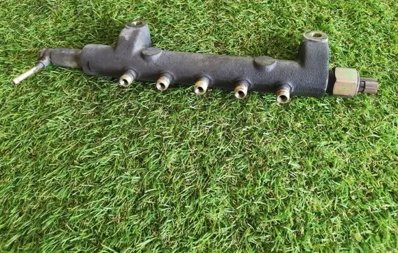 Toyota Avensis T250 Fuel distributor 03G31 6100 DENS0