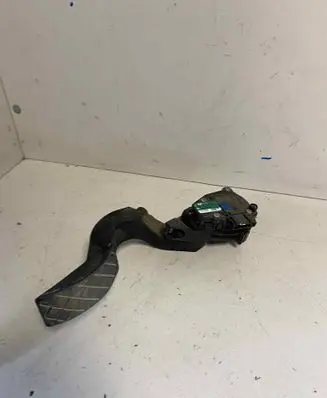 Accelerator throttle pedal