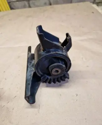 Suzuki SX4 Engine mount bracket