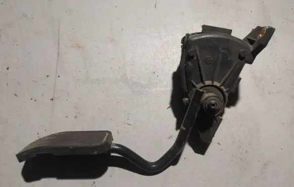 Accelerator throttle pedal