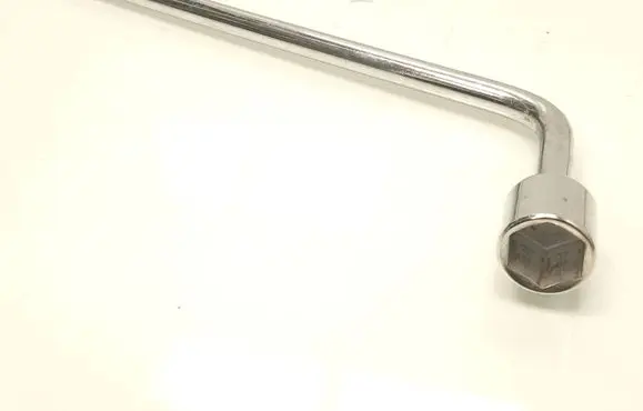 Lexus SC 430 Wheel nut wrench 