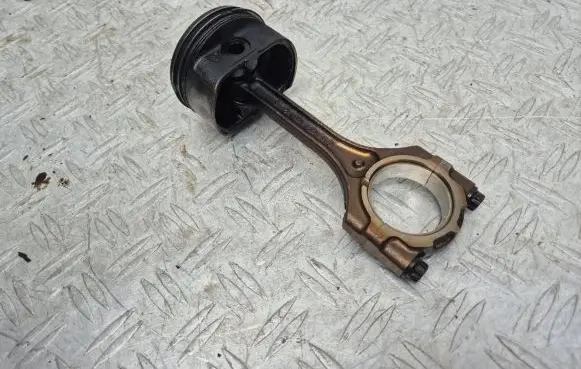 Hyundai i30 Piston with connecting rod R092812 G4AF 9E04C