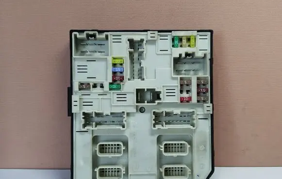 Opel Movano B Fuse module 284B67365R USM2010 519542F25