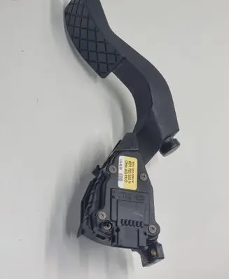 Accelerator throttle pedal