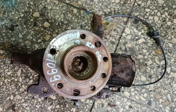 Opel Zafira B Front wheel hub