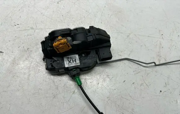 Opel Adam Front door lock 13579515