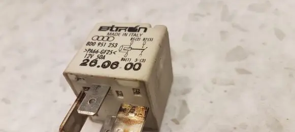 Volkswagen PASSAT B5 Other relay 8D0951253