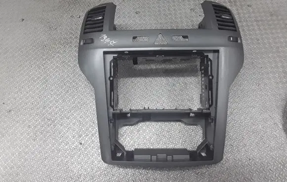 Opel Zafira B Radio/GPS head unit trim 13162556