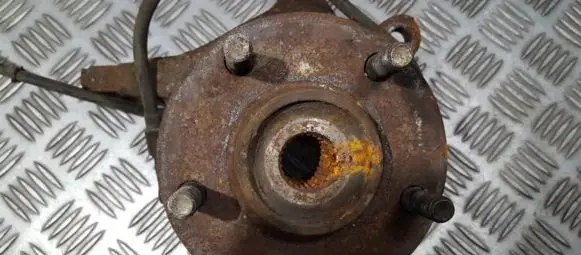 Mitsubishi Space Runner Front wheel hub